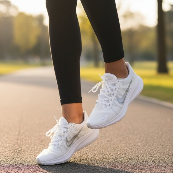 NIKE ZOOM WINFLOW 8 Sneakers Size 10 White Running Walking Workout Comfort - Picture 1 of 15